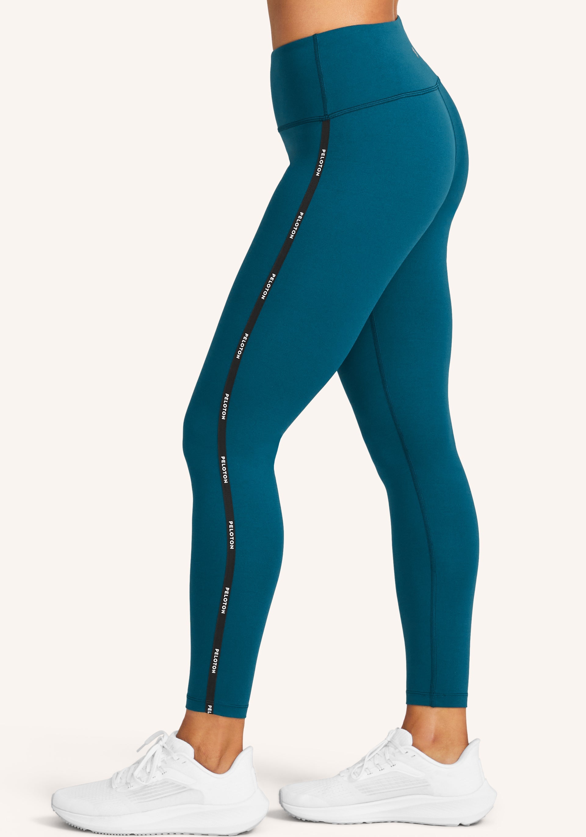⭐️This Just In!⭐️ Light up the room with the Jetset Legging